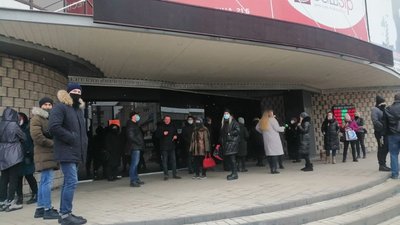 "Теж хочемо працювати". Працівники торгового центру в Чернівцях вийшли на акцію протесту