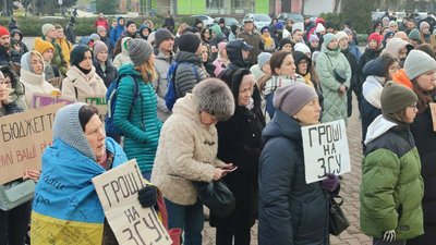 Наше завдання — проконтролювати: у Черкасах 25 листопада під міськрадою відбулася акція "Гроші на ЗСУ" Наше завдання — проконтролювати: у Черкасах 25 листопада під міськрадою відбулася акція "Гроші на ЗСУ"