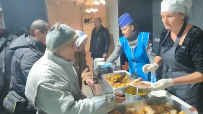 Люди прийшли пообідати у соціальній їдальні Фото: Суспільне Донбас Люди прийшли пообідати у соціальній їдальні Фото: Суспільне Донбас