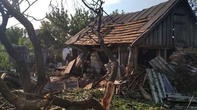 Російські обстріли 5 липня пошкодили будинки у Золочівській громаді на Харківщині: фото Російські обстріли 5 липня пошкодили будинки у Золочівській громаді на Харківщині: фото