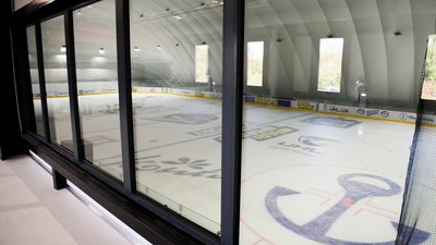 У Маріуполі відкривають нову льодову арену У Маріуполі відкривають нову льодову арену