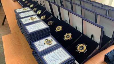 Грамоти та почесні відзнаки. У Кривому Розі нагородили тих, хто наближає перемогу Грамоти та почесні відзнаки. У Кривому Розі нагородили тих, хто наближає перемогу