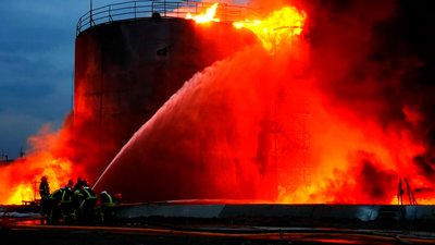 У Львові загасили пожежу на території підприємства по якому Росія здійснила ракетний удар