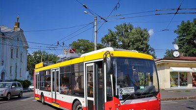 В Одесі чоловік напав з ножем на кондукторку тролейбуса та поранив водія