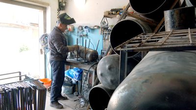 Вінничанин облаштував майстерню з виготовлення пічок для оборонців