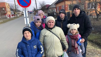 Родина вимушених переселенців, яка проживає у батьківській хаті журналіста Родина вимушених переселенців, яка проживає у батьківській хаті журналіста
