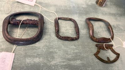У замку на Рівненщині презентували артефакти із поховання монахинь XVIII століття У замку на Рівненщині презентували артефакти із поховання монахинь XVIII століття