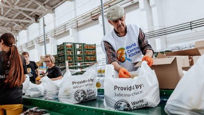 На Львівщині міжнародна організація "World Central Kitchen" приготувала для переселенців 4,5 мільйони обідів На Львівщині міжнародна організація "World Central Kitchen" приготувала для переселенців 4,5 мільйони обідів