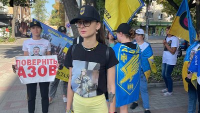 Із Кременчука до Києва йдуть рідні військовополонених Із Кременчука до Києва йдуть рідні військовополонених