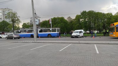 ДТП у Черкасах: трьох людей забрали до лікарні ДТП у Черкасах: трьох людей забрали до лікарні