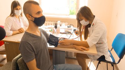 Скринінг температури і тест на COVID-19. У Сумах призовники проходять медкомісію
