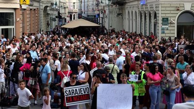 У Боснії і Герцеговині тисячі людей вийшли на протести з гаслами "Ні домашньому насиллю" У Боснії і Герцеговині тисячі людей вийшли на протести з гаслами "Ні домашньому насиллю"