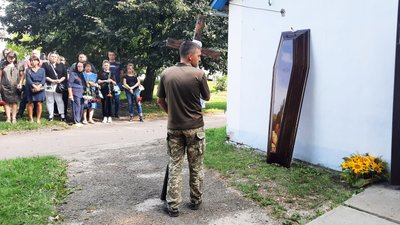 Покинув все і пішов на фронт добровольцем – у Житомирі попрощалися із загиблим військовим Віктором Перепелицею Покинув все і пішов на фронт добровольцем – у Житомирі попрощалися із загиблим військовим Віктором Перепелицею