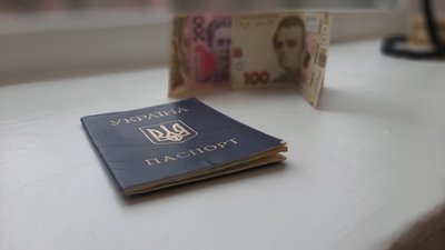 Підробили паспорт померлої і вкрали майже мільйон – кіберполіція викрила трьох рівнян