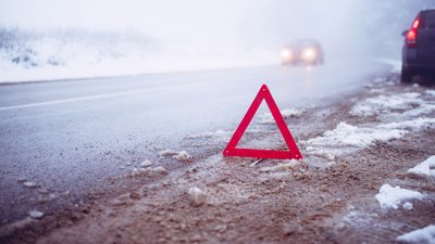 Через слизьку дорогу на Чернігівщині зіткнулися два автомобілі: пасажирку госпіталізували