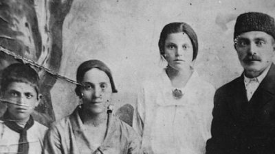 Родина Ганієвих перед депортацією. Дідусь Нєджит, бабуся Фатма, брат Енвер та сестри - Беян, Еміне та Нуріє Родина Ганієвих перед депортацією. Дідусь Нєджит, бабуся Фатма, брат Енвер та сестри - Беян, Еміне та Нуріє