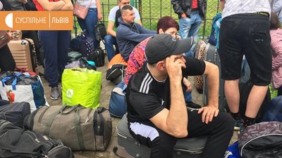 Аби дістатися до сусідньої Польщі, люди кілька годин чекають: пункт пропуску "Шегині"