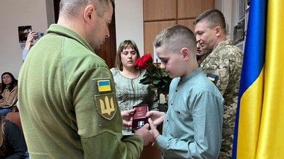 У Житомирі рідним загиблих за Україну воїнів передали державні нагороди У Житомирі рідним загиблих за Україну воїнів передали державні нагороди