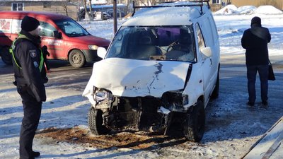 Занесло на зустрічну смугу: в аварії на Волині травмувалися троє людей Занесло на зустрічну смугу: в аварії на Волині травмувалися троє людей