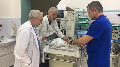 У Львові медики прооперували немовля, яке народилося без половини діафрагми