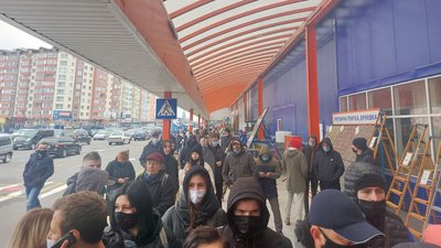"Вакцинуюся, бо "приперло": репортаж з центрів вакцинації у Франківську