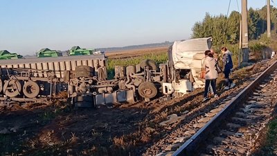 Фура зіткнулась з електричкою на Чернігівщині: водій вантажівки у лікарні