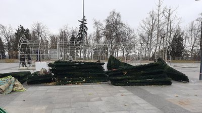 У Миколаєві встановлюють головну міську ялинку У Миколаєві встановлюють головну міську ялинку