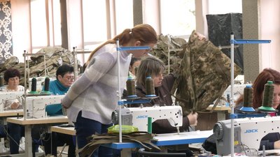 У релокованому на Рівненщину цеху шиють баули і рюкзаки для ЗСУ У релокованому на Рівненщину цеху шиють баули і рюкзаки для ЗСУ