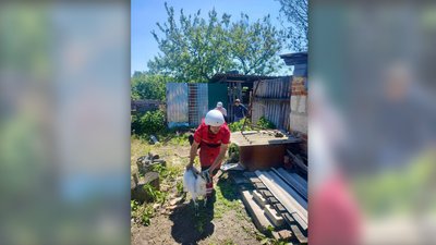 Двох останніх жительок села на Сумщині евакуювали разом з козами та собаками