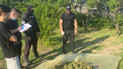 На Дніпропетровщині затримали підозрюваних у розповсюдженні наркотиків та підкупі правоохоронця На Дніпропетровщині затримали підозрюваних у розповсюдженні наркотиків та підкупі правоохоронця