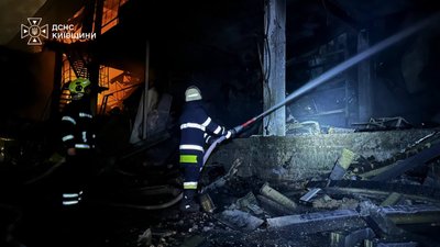 Рятувальники гасять пожежу, яка сталася внаслідок атаки РФ на Київщину
