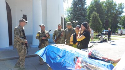 "Сказав, що вже не повернеться": у Полтаві попрощалися із бійцями, які загинули на війні