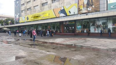 В Запоріжжі повідомили про замінування 9 шкіл та ТЦ "Україна" В Запоріжжі повідомили про замінування 9 шкіл та ТЦ "Україна"