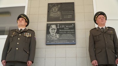 У Дніпрі, на фасаді 35 школи, встановили меморіальну дошку Олегу Ейсманту У Дніпрі, на фасаді 35 школи, встановили меморіальну дошку Олегу Ейсманту
