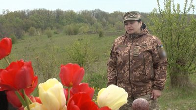 Одразу після загибелі сина мати вирішила мобілізуватись до війська, щоб помститися вбивцям. Одразу після загибелі сина мати вирішила мобілізуватись до війська, щоб помститися вбивцям.
