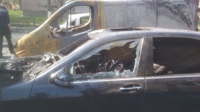 У дворі луцької висотки згоріли три авта У дворі луцької висотки згоріли три авта