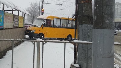 Маршрутка у Сумах в'їхала у стіну підземного переходу Маршрутка у Сумах в'їхала у стіну підземного переходу