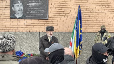 У Полтаві відкрили меморіальну дошку Джохару Дудаєву У Полтаві відкрили меморіальну дошку Джохару Дудаєву