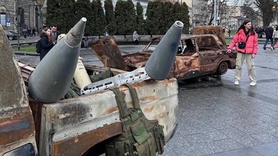 "Треба колеса": у Львові експонують розстріляні пікапи з передової "Треба колеса": у Львові експонують розстріляні пікапи з передової
