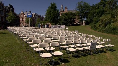 Суд у справі MH17: у Гаазі біля посольства Росії виставили 298 білих стільців