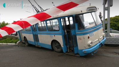 В управлінні транспорту Рівного пояснили, чому тролейбус скотився з гірки