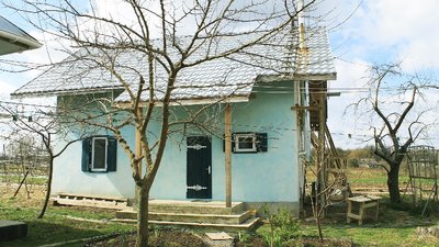 Будували з природних матеріалів: на Вінниччині подружжя вісім років живе в екохаті