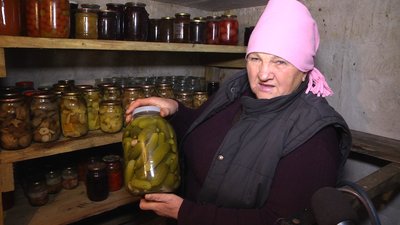 Галина Вострецова каже: винайшла новий спосіб квасити огірки. За ними приїздять покупці з Києва. Галина Вострецова каже: винайшла новий спосіб квасити огірки. За ними приїздять покупці з Києва.