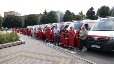 Нові "швидкі" передали в райони Рівненщини. Чим вони оснащені та скільки коштують