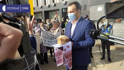 "Віддайте наші гроші": у Сумах мітингували працівники СМНВО (ФОТО) "Віддайте наші гроші": у Сумах мітингували працівники СМНВО (ФОТО)