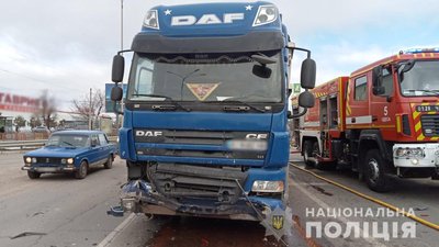 В Одесі зіткнулися вантажівка та два легкових авто. Троє людей травмувалися В Одесі зіткнулися вантажівка та два легкових авто. Троє людей травмувалися