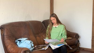 Дружина бійця з Тернопільщини бере участь в акції на підтримку військових з "Азовсталі" Дружина бійця з Тернопільщини бере участь в акції на підтримку військових з "Азовсталі"