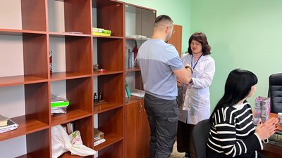 В Ужгороді трьом людям вручили посвідчення почесних донорів крові В Ужгороді трьом людям вручили посвідчення почесних донорів крові