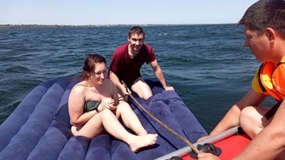 На Херсонщині врятували пару, яку віднесло від берега на надувному матраці