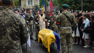 На Закарпатті попрощалися із полеглим на війні прикордонником Сергієм Шикулою На Закарпатті попрощалися із полеглим на війні прикордонником Сергієм Шикулою